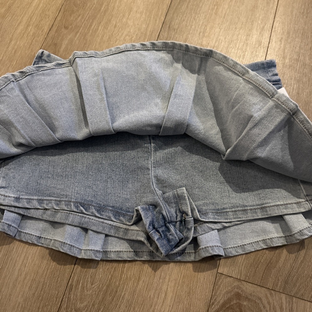 Madden Girl Junior's Pleated Denim Light Wash Hem Skort Side Zip Large NEW - Picture 2 of 9